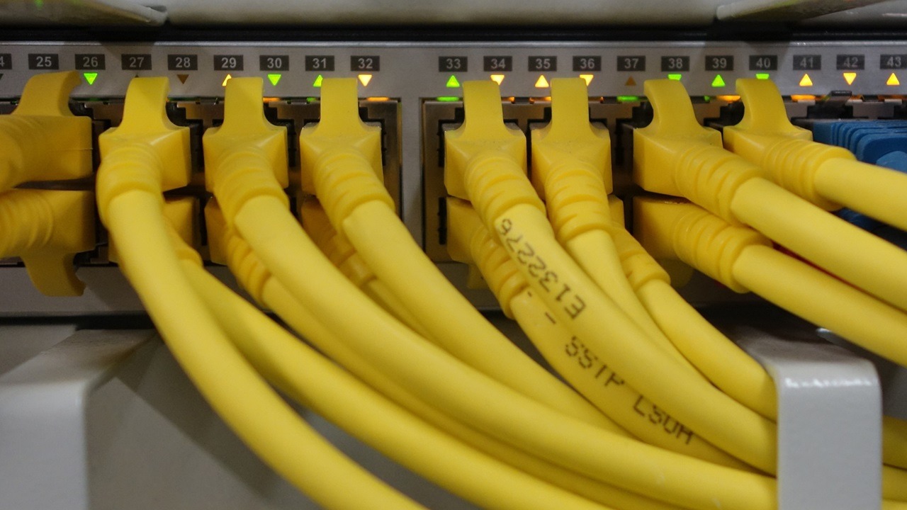 Ethernet Switch vs. Hub vs. Splitter: What's the Difference?