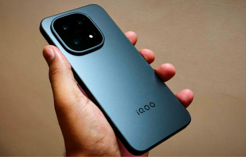 Back of the IQOO 15